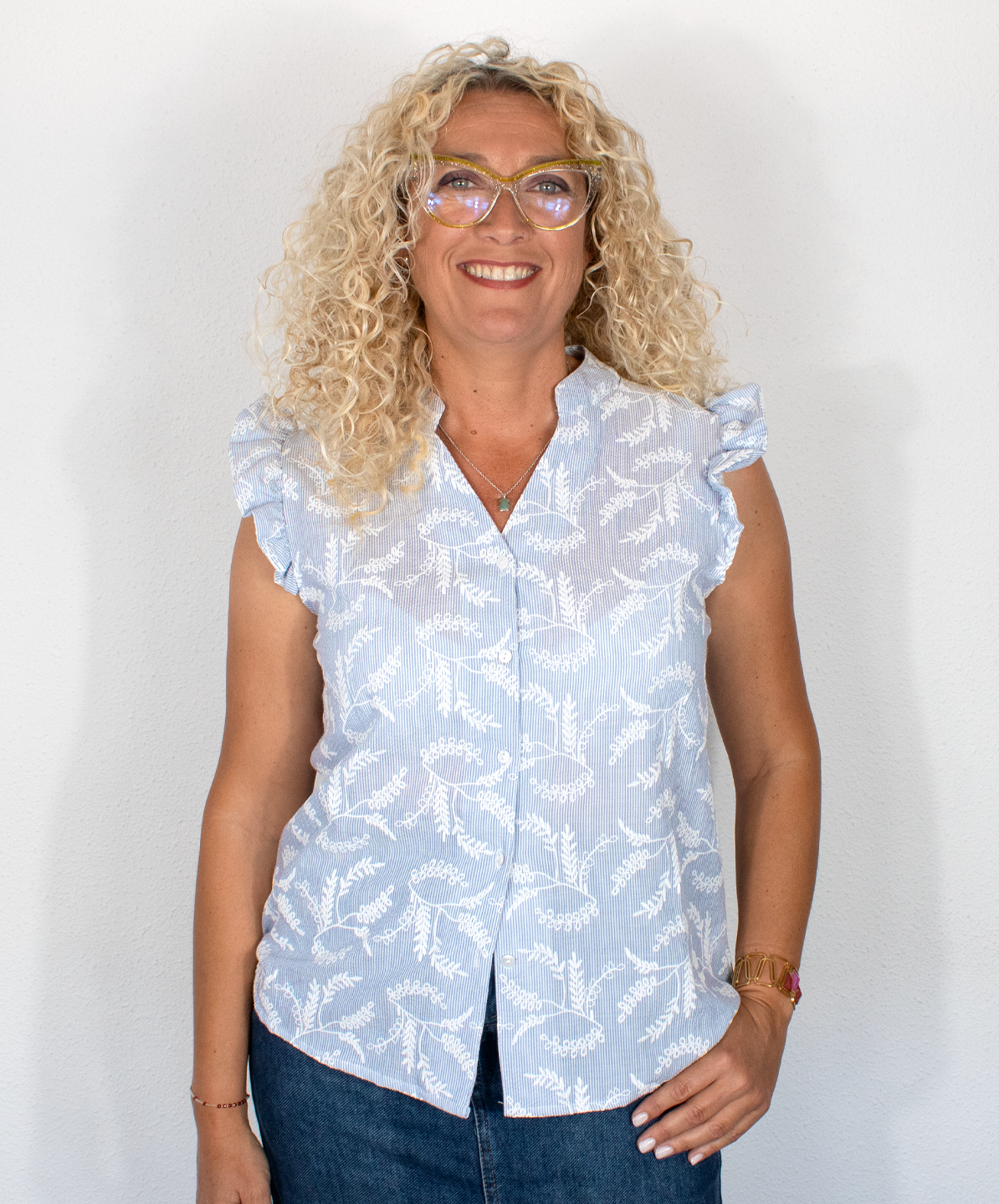 Blusa con botones azul y blanca a rayas y hojas