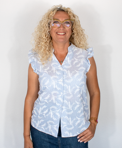 Blusa con botones azul y blanca a rayas y hojas
