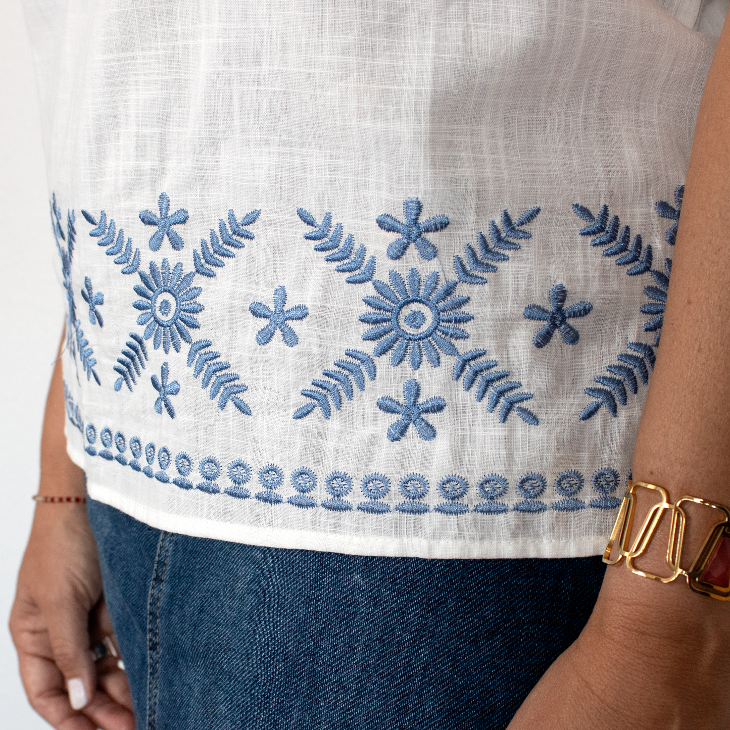Blusa cuello mao bordados azules