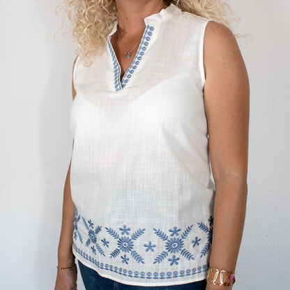 Blusa cuello mao bordados azules