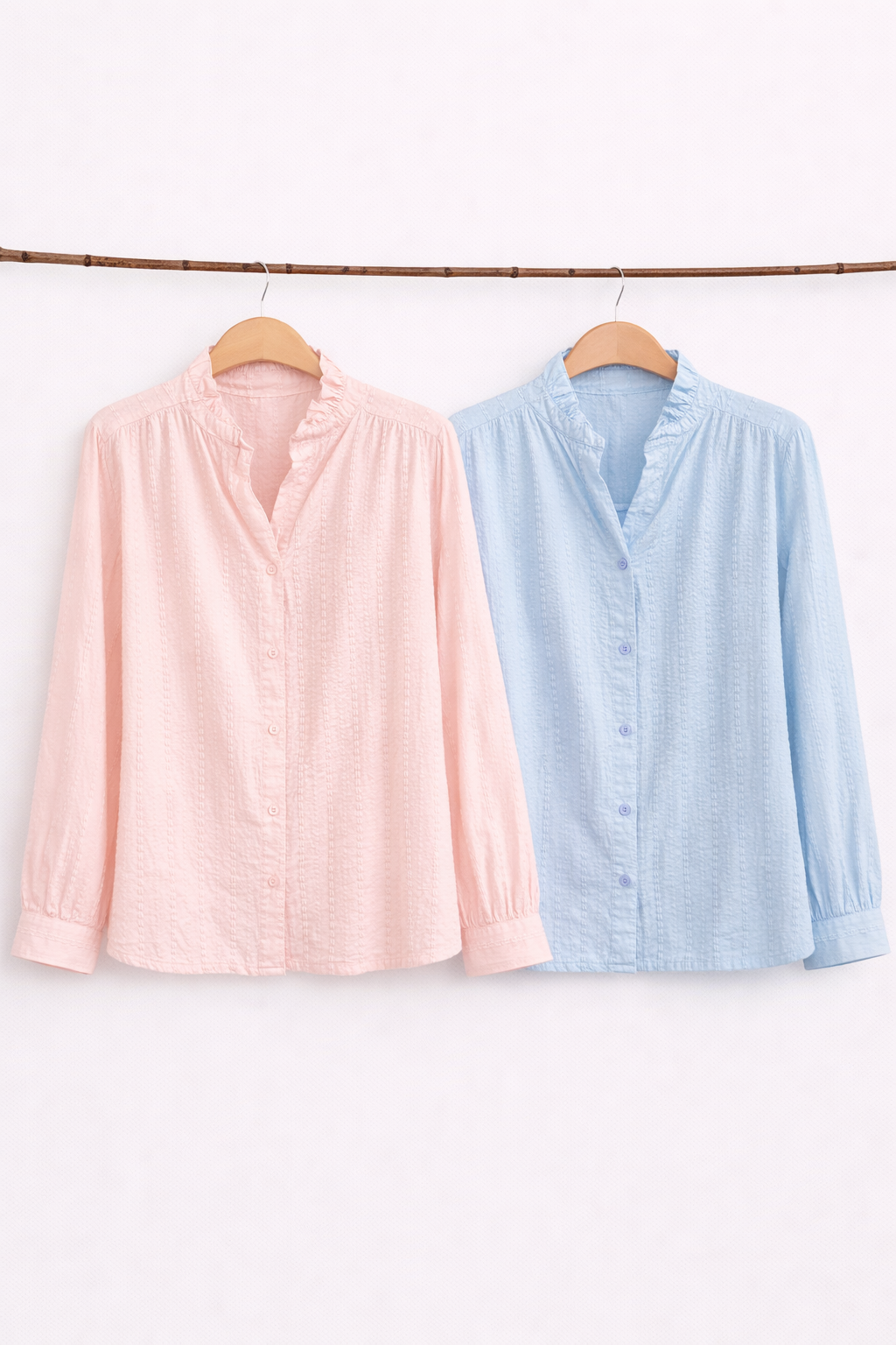 Blusa celeste con cuello fruncido