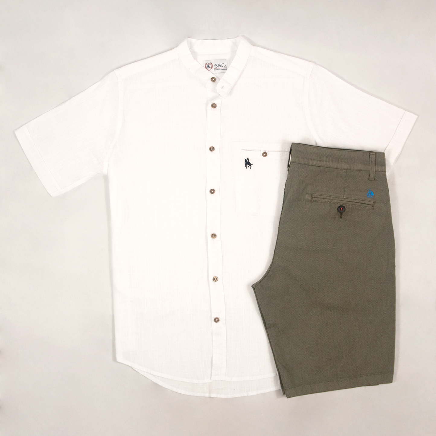 Camisa blanca y bermuda kaki