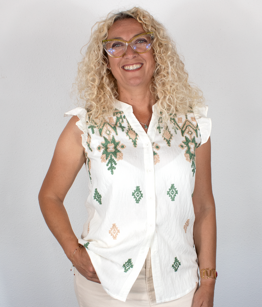 Blusa blanca con detalles bordados en verde y beige