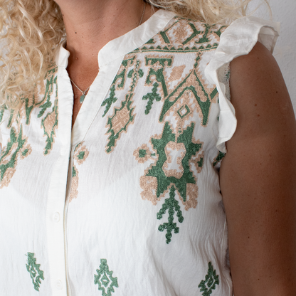 Blusa blanca con detalles bordados en verde y beige