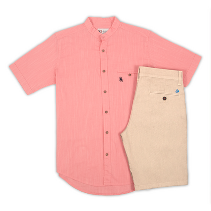 Camisa rosa y bermuda beige