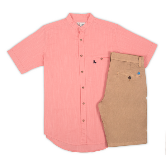 Camisa rosa y bermuda marrón