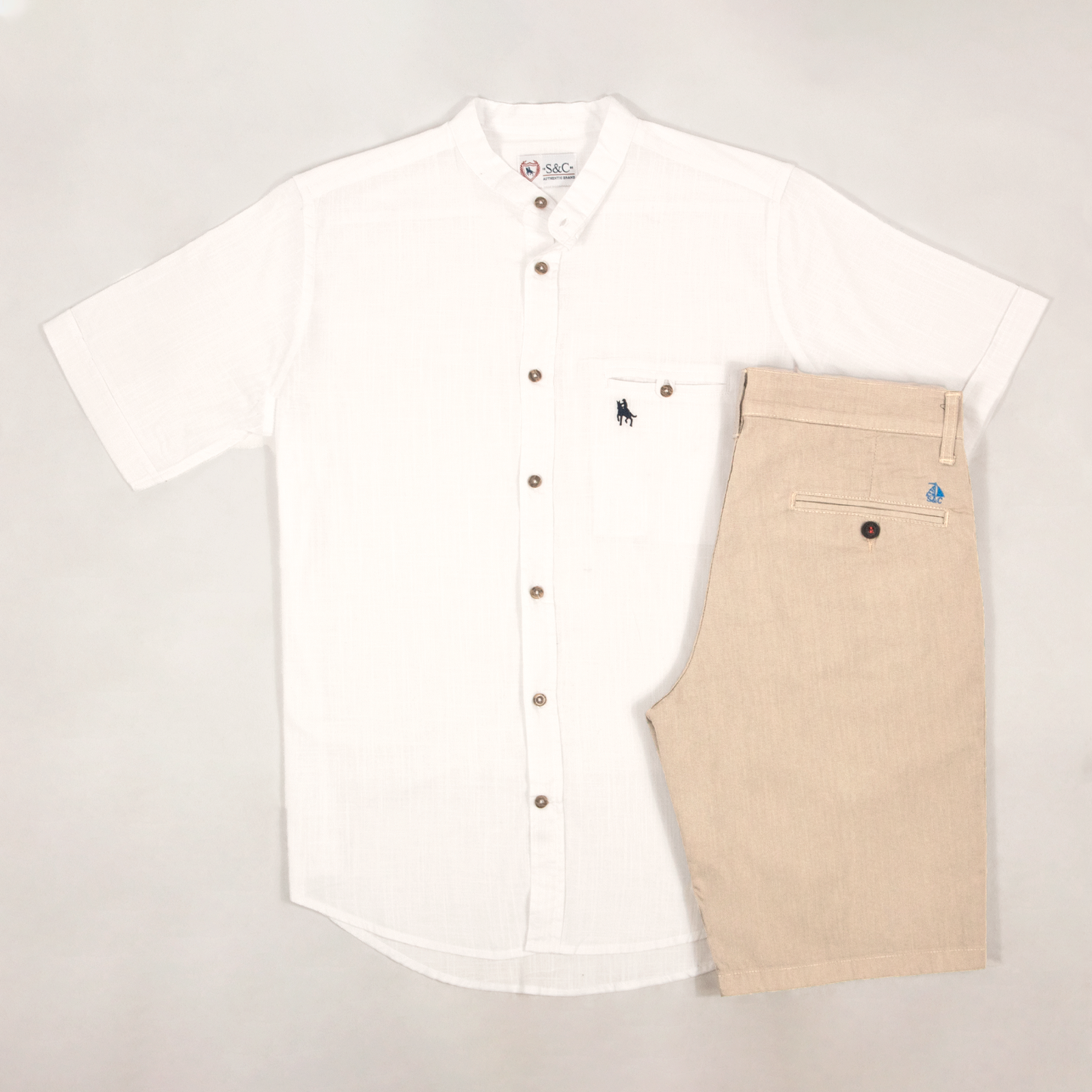 Camisa blanca y bermuda beige