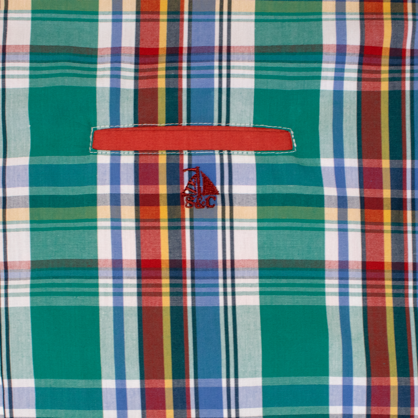 Conjunto camisa verde cuadros y rayas con bermuda roja