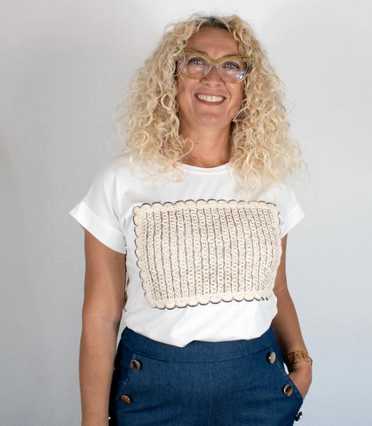 Camiseta blanca con detalles beige