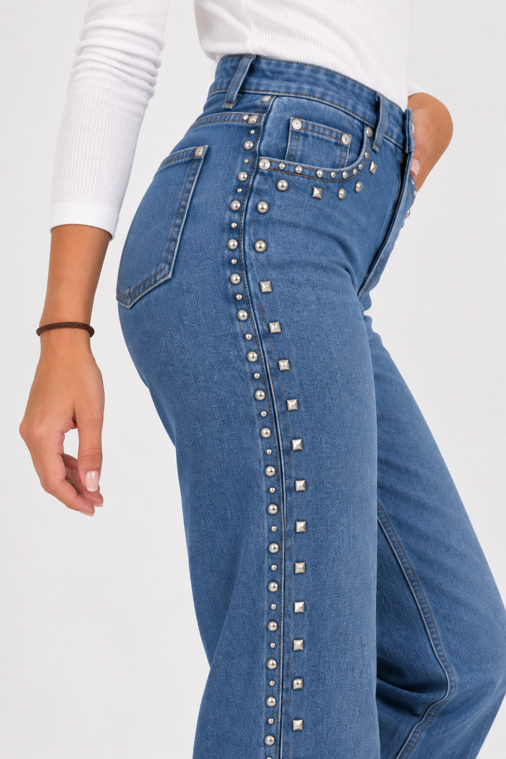 Pantalón vaquero de mujer tachuelas claro
