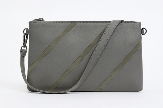 Bolso bandolera gris con diseño de franjas diagonales
