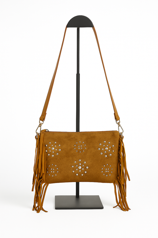 Bolso bandolera de ante camel con flecos laterales y tachuelas