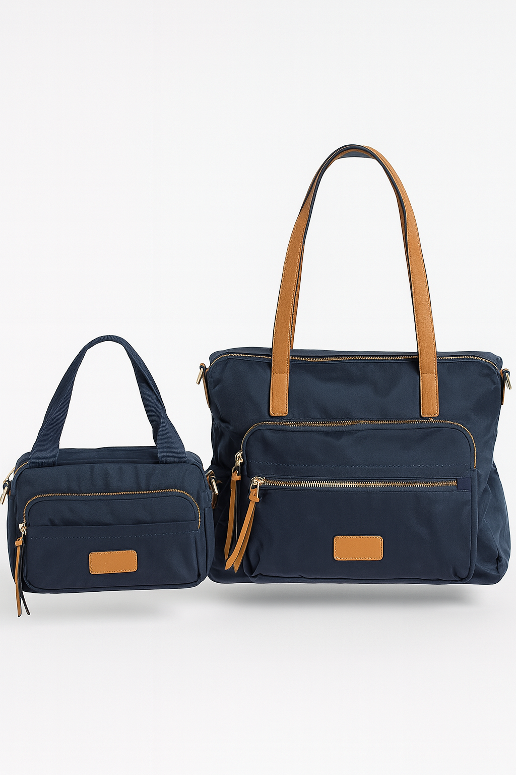 Bolso bandolera azul marino con bolsillo frontal y detalles en marrón