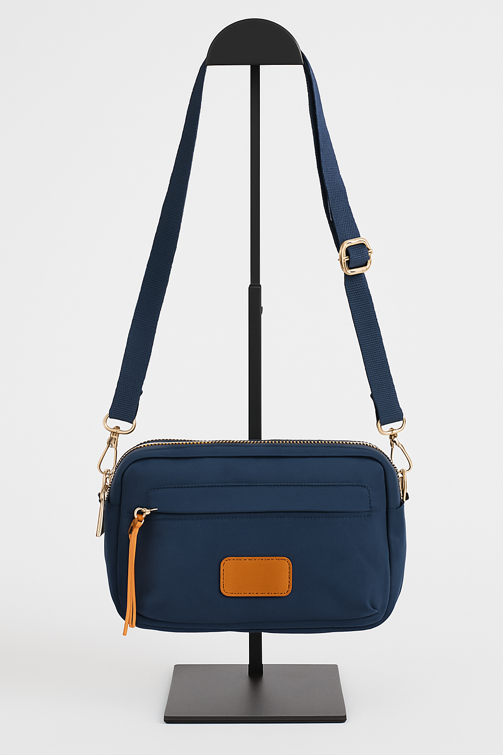 Bolso bandolera azul marino con bolsillo frontal y detalles en marrón