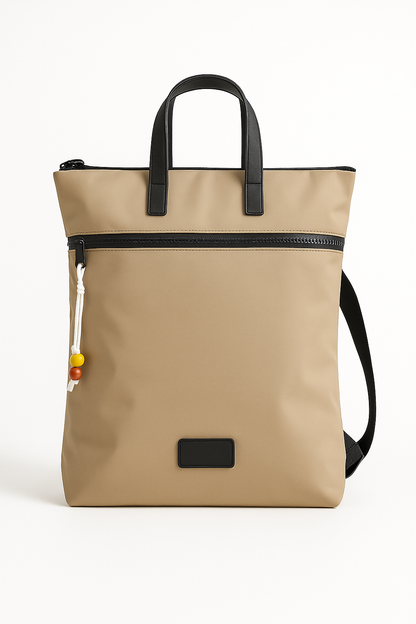 Mochila beige con cremallera frontal y asas negras
