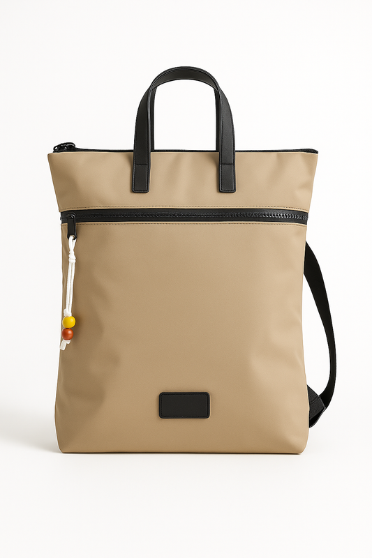 Mochila beige con cremallera frontal y asas negras