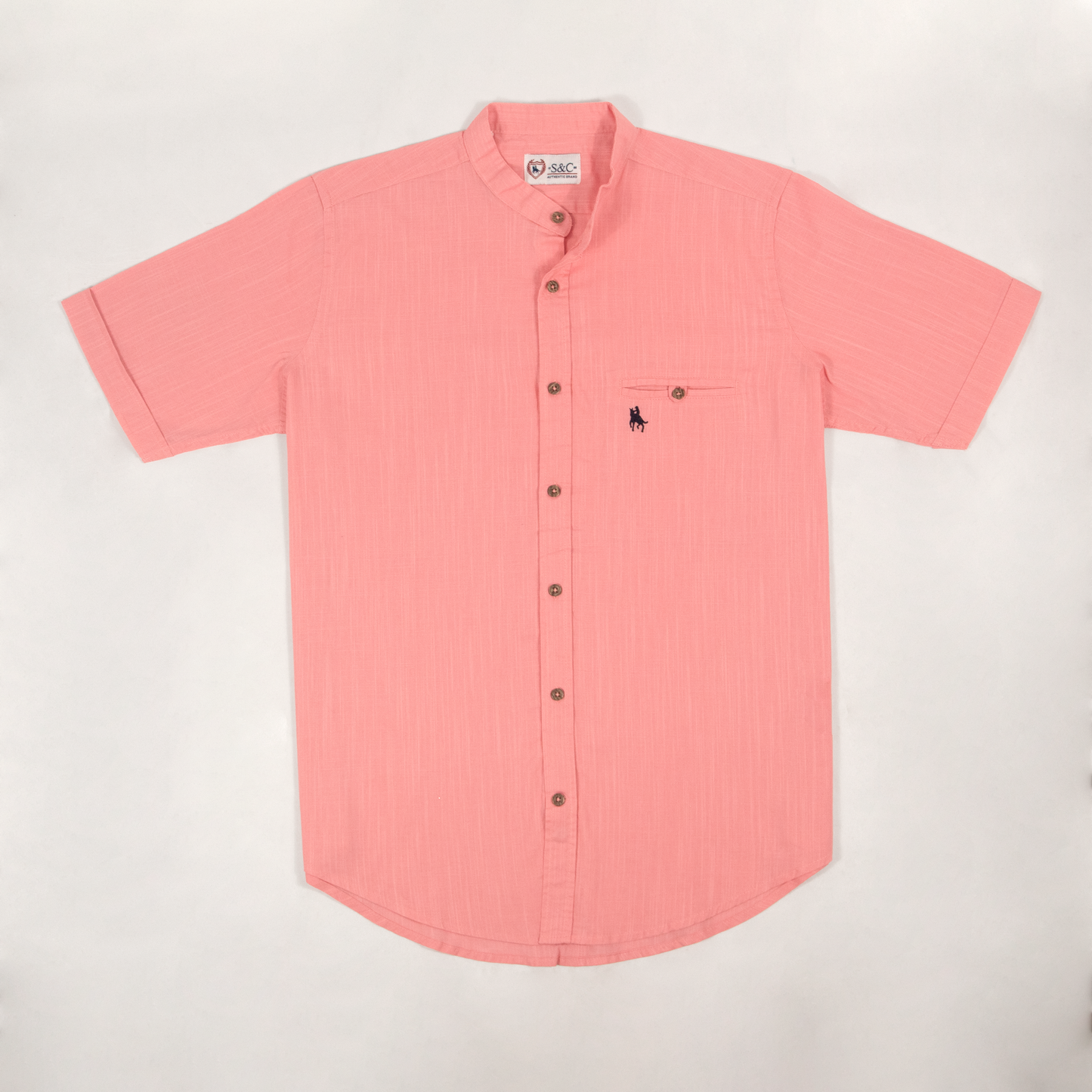 Camisa rosa y bermuda marrón