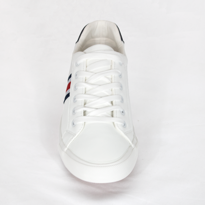 Zapatilla ligera blanca con azul y rojo