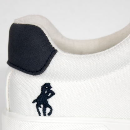 Zapatilla ligera blanca con azul y rojo
