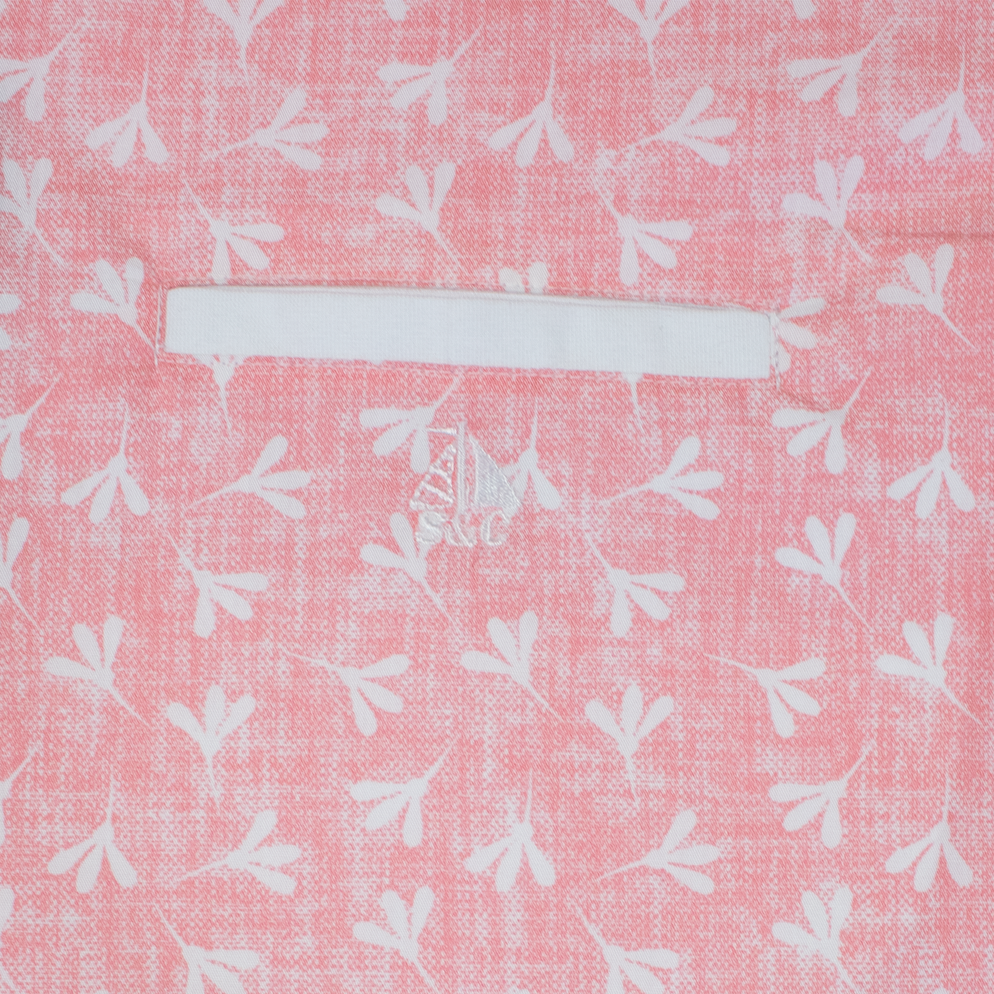 Conjunto camisa rosa flores con bermuda blanca