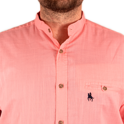 Camisa rosa y bermuda beige